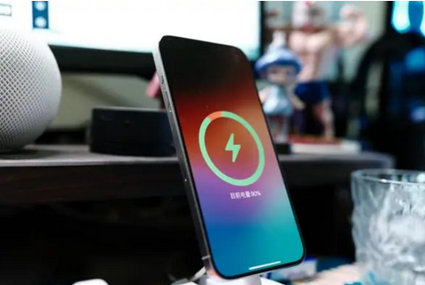 淮上苹果15换屏服务分享用什么充电器给iPhone15充电更好 